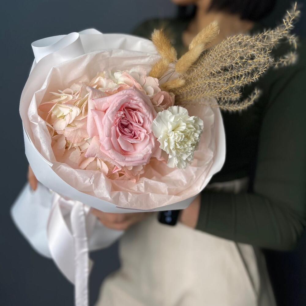 Букет из гортензии, розы, гвоздики